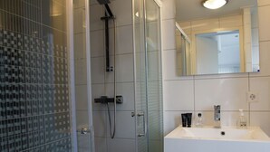 Shower - Cozy Holiday Home in Kattendijke near National Park (Kattendijke)