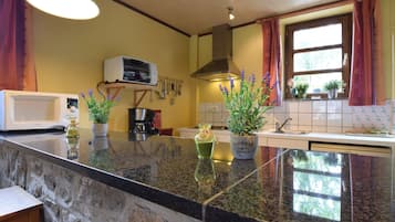 Talo | Yksityinen keittiö | Syöttötuoli, ruokailupöytä