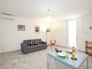 Dining - Historic Holiday Home in San Vincenzo near Beach (San Vincenzo)