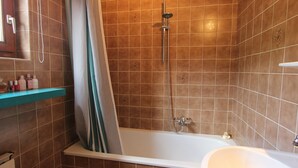 House | Bathroom | Combined shower/bathtub, towels - Luxurious Holiday Home in Kirchberg With Garden (Kirchberg in Tirol)