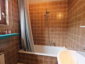 House | Bathroom | Combined shower/bathtub, towels - Luxurious Holiday Home in Kirchberg With Garden (Kirchberg in Tirol)