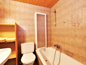 Apartment | Badezimmer | Duschwanne, Handtücher