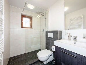 Chalet | Badezimmer | Dusche, Handtücher
