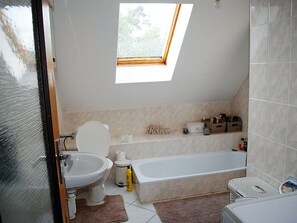Appartement | Salle de bain | Baignoire, serviettes fournies