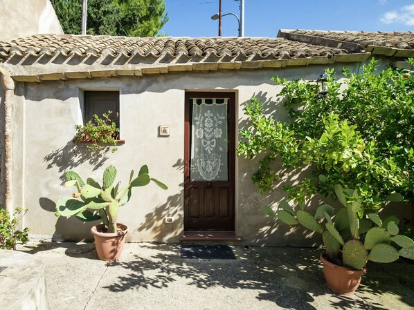 House | Exterior - Apartment in Annex With Swimming Pool Right in the Sicilian Countryside (Buseto Palizzolo)