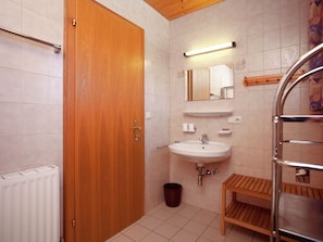 Apartment | Bathroom | Bathtub