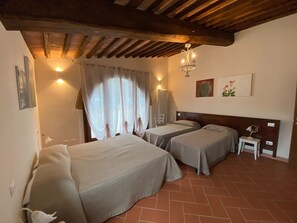 House | 6 bedrooms, individually furnished, bed sheets