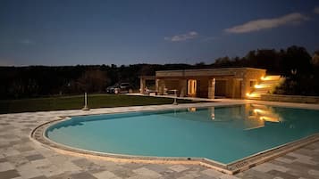 Casa | Piscina | Una piscina cubierta, una piscina al aire libre