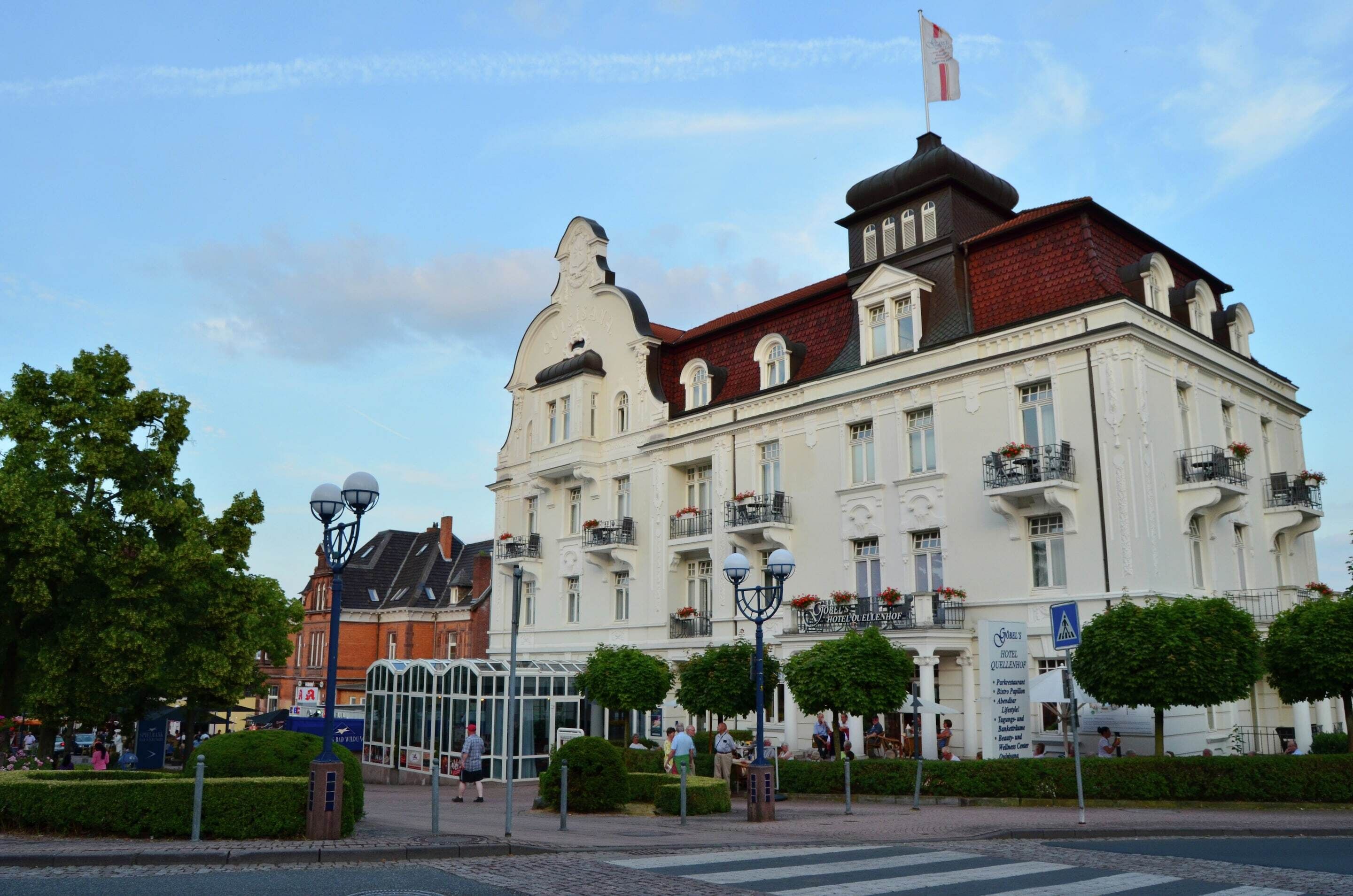 Ein historisches Gebäude mit mehreren Etagen, großen Fenstern und einer markanten Flagge.