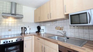 Appartement | Privékeuken | Een koelkast, een magnetron, een oven, een vaatwasser