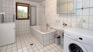 Appartement | Badkamer | Een bad/douchecombinatie