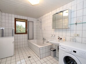 Apartment | Badezimmer | Duschwanne