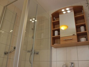 Bungalow | Badkamer | Een douche