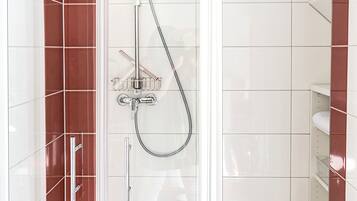 Apartment | Badezimmer | Dusche, Handtücher