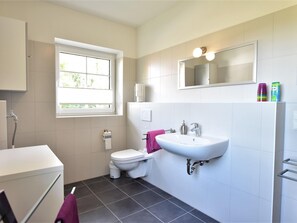 Apartment | Bathroom | Hair dryer, towels - Apartment, Oldenburg in Holstein (Oldenburg in Holstein)