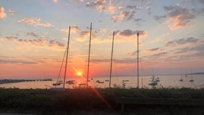 A sunset over a body of water with multiple sailboats. - Apartment, Oldenburg in Holstein (Oldenburg in Holstein)