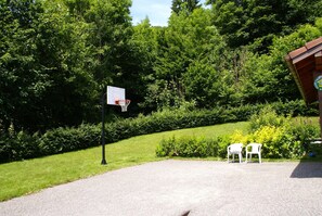 Garden - Holiday Home in Vosges With Garden and BBQ (Haut-du-Them-Château-Lambert)