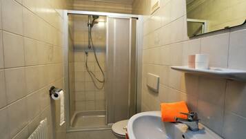 Apartment | Badezimmer | Dusche, Handtücher