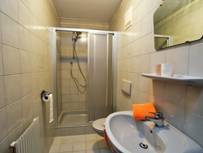 Apartment | Badezimmer | Dusche, Handtücher
