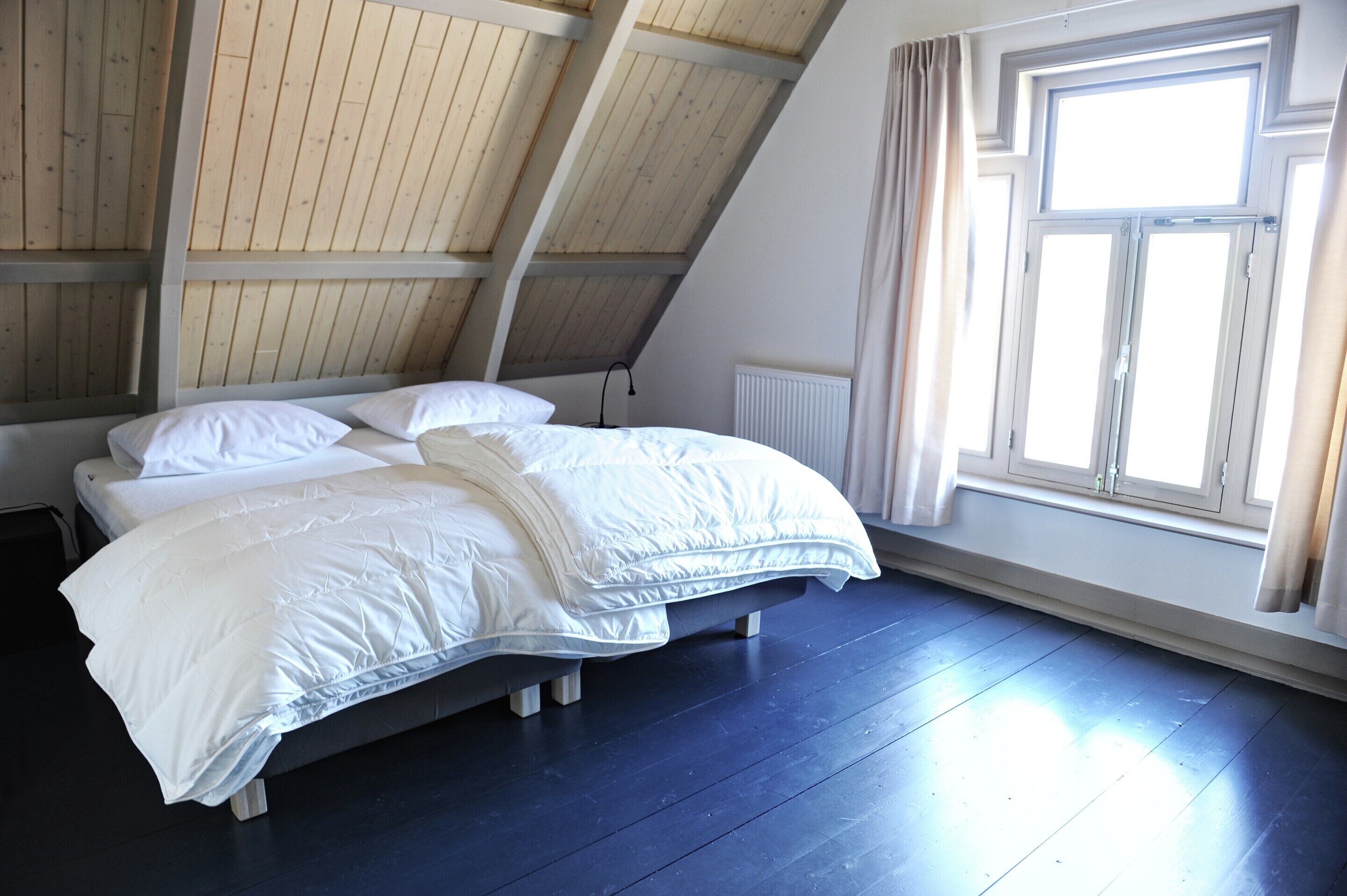 2 habitaciones, muebles diferentes y ropa de cama 