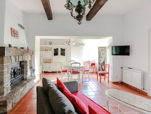 Dining - Modern Holiday Home With Private Swimming Pool in Salernes (Salernes)