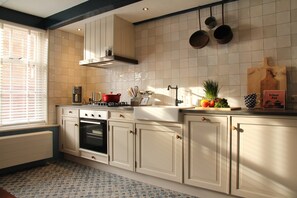 Private kitchen - Holiday Home in Hindeloopen by Lake (Hindeloopen)