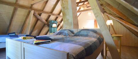 2 عدّة غرف نوم وطراز فريد لكل وحدة وملاءات أسرّة