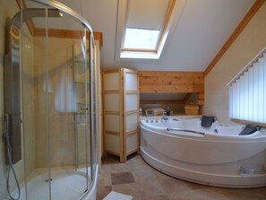 Shower, towels - Lovely Bungalow in Bennekom With Terrace (Bennekom)