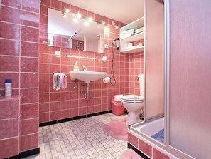 Apartment | Bilik Mandi | Pancuran mandi, tuala disediakan 