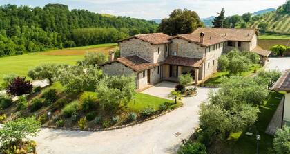 Farmhouse in Perugia with Hot Tub, Swimming Pool, Garden, BBQ