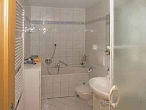 Bathtub, towels - Cozy Apartment in Klosterreichenbach near Ski Area (Baiersbronn)