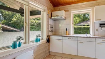 Mesin pembuat kopi/teh dan kursi makan untuk bayi