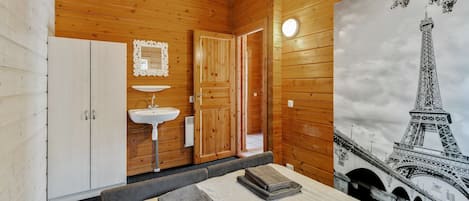 Chalet | 3 bedrooms, individually furnished, bed sheets