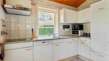 Mesin pembuat kopi/teh dan kursi makan untuk bayi