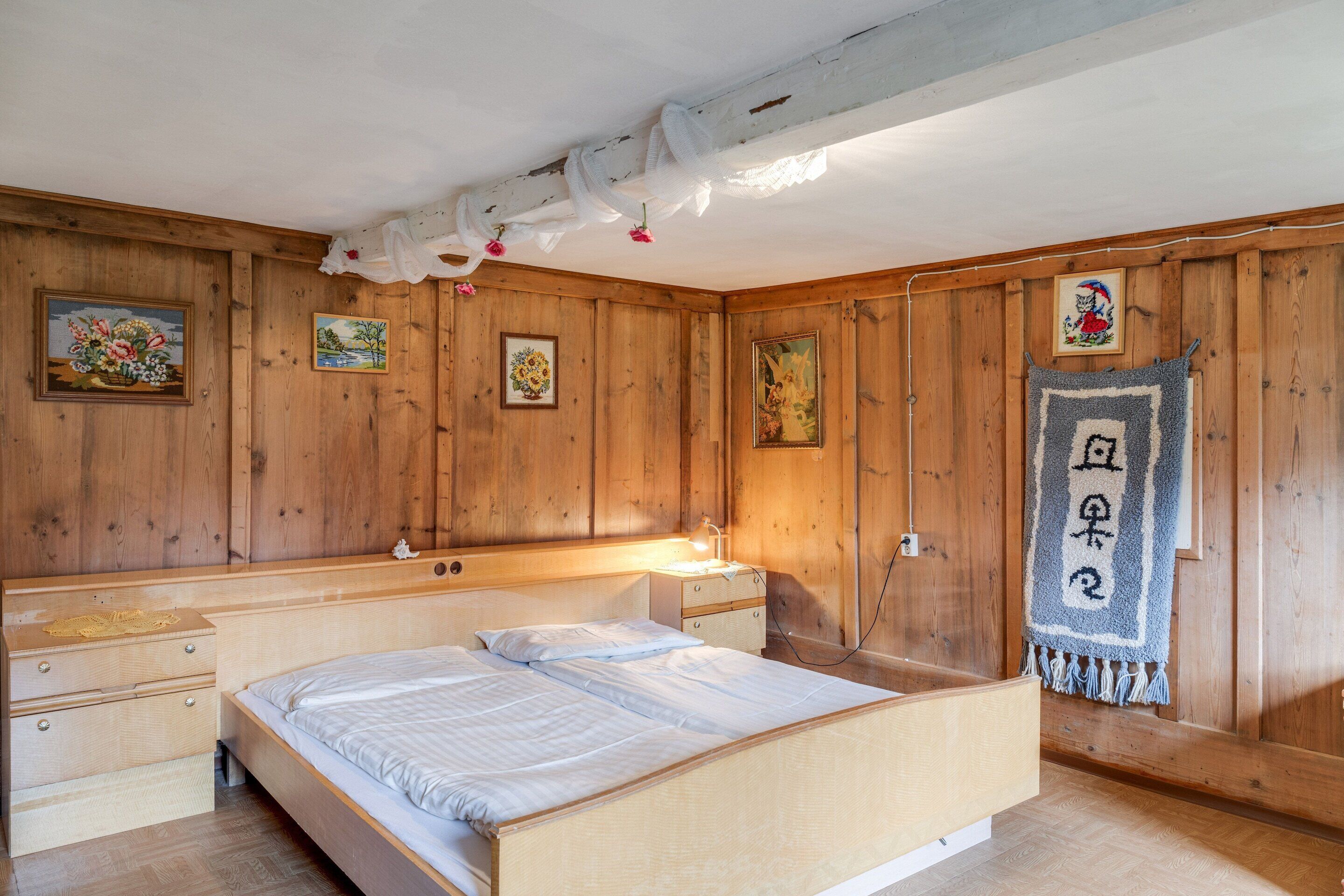 House | 5 bedrooms, individually furnished, bed sheets