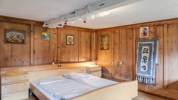 House | 5 bedrooms, individually furnished, bed sheets