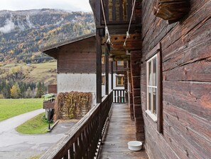 House | Balcony - Chalet in Matrei Near Ski Lift & Bus (Matrei in Osttirol)