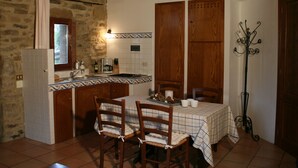 Dining - Pretty Holiday Home in Gaiole in Chianti With Pool and Garden (Gaiole in Chianti)