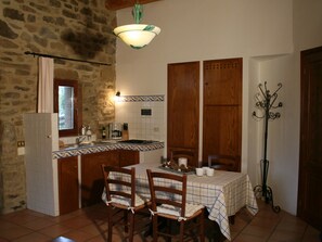 Dining - Pretty Holiday Home in Gaiole in Chianti With Pool and Garden (Gaiole in Chianti)