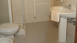 House | Bathroom - Pretty Holiday Home in Gaiole in Chianti With Pool and Garden (Gaiole in Chianti)