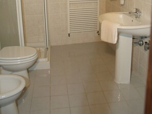 House | Bathroom - Pretty Holiday Home in Gaiole in Chianti With Pool and Garden (Gaiole in Chianti)