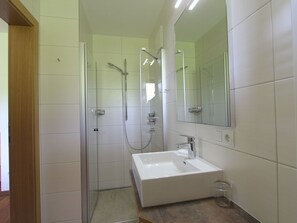 Shower, towels - Lovely Apartment in Mittersill With Garden (Mittersill)