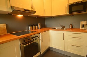 Hus | Eget kjøkken | Kjøleskap, oppvaskmaskin og høy barnestol