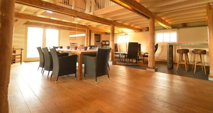 Detached Atmospheric Farmhouse with Large Garden & Privacy near Dalfsen