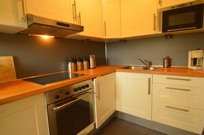 House | Private kitchen | Fridge, dishwasher, highchair - Detached Atmospheric Farmhouse with Large Garden & Privacy near Dalfsen (Dalfsen)