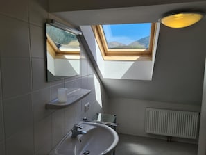 Apartment | Bathroom | Shower, towels