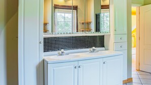 Bathroom - Scenic Cottage in Waimes With Fenced Garden (Waimes)