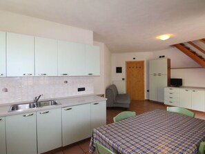 House | Private kitchen - Holiday Home in Caldes Near Ski Lift (Caldes)