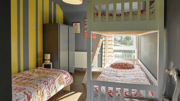 House | 4 bedrooms, individually furnished, iron/ironing board