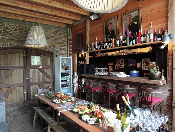 House | Dining - Pleasant Holiday Home in West Flanders with Enclosed Garden & Hot Tub (Pittem)